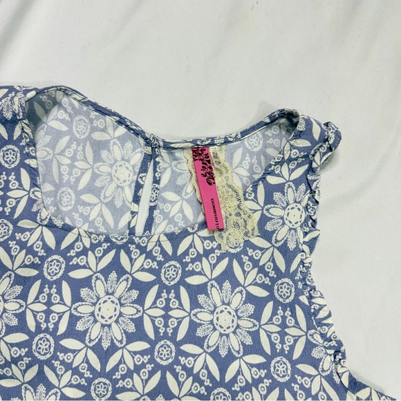 Cinnamon Girl Floral Sleeveless Top - Blue and White - Picture 2 of 4